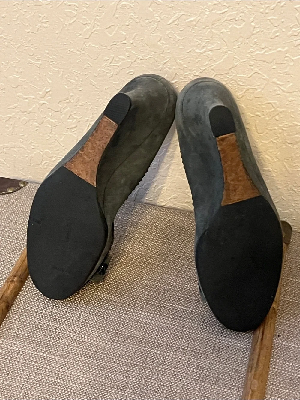 Kate Spade Grey Sueded Bowie Wedge Pumps Black Patent Leather Eyelet Trim Size 8